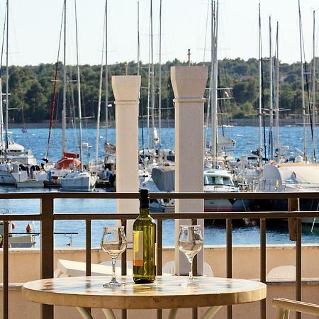Villa V&D Milna  Bagian luar foto
