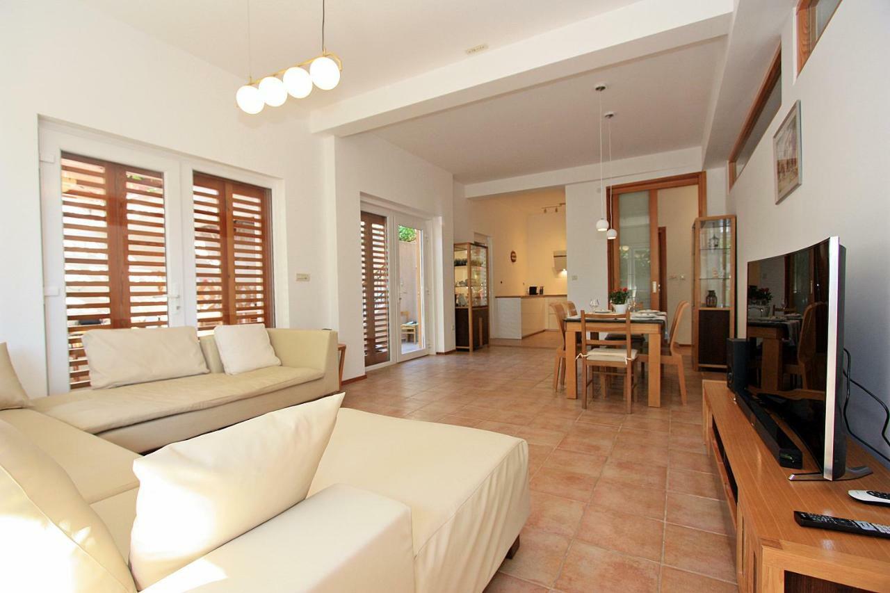 Villa V&D Milna  Bagian luar foto