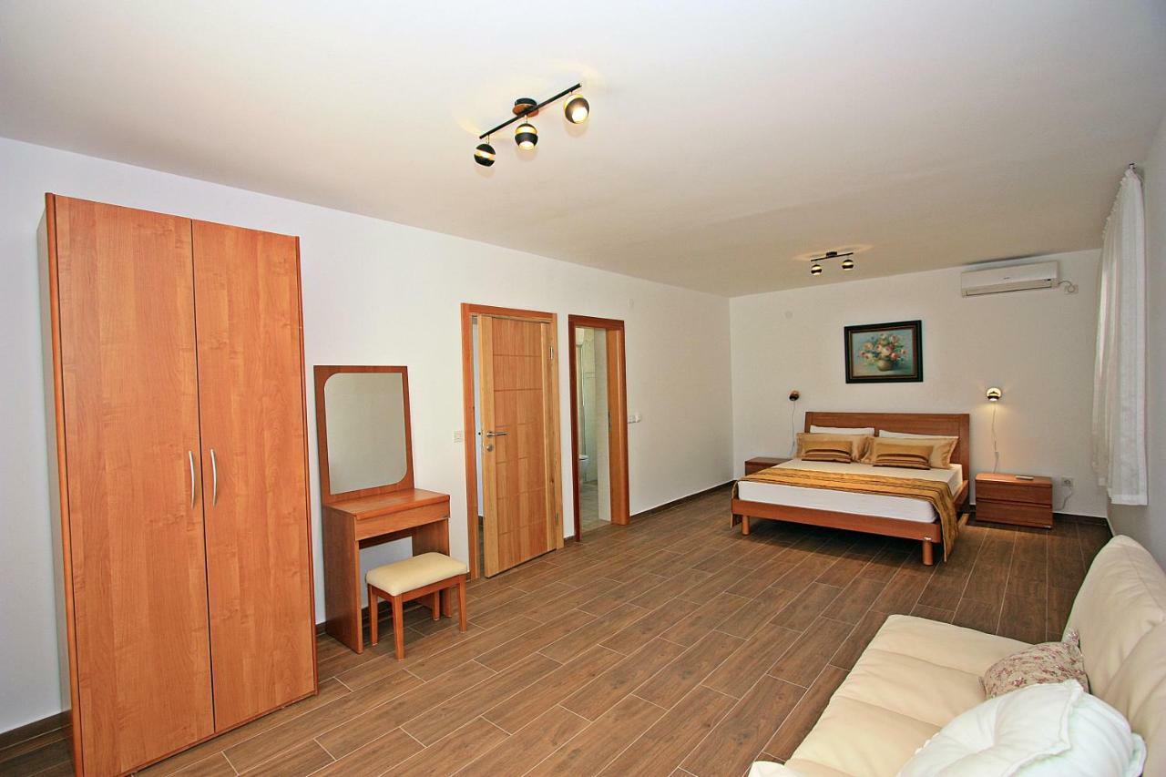 Villa V&D Milna  Bagian luar foto