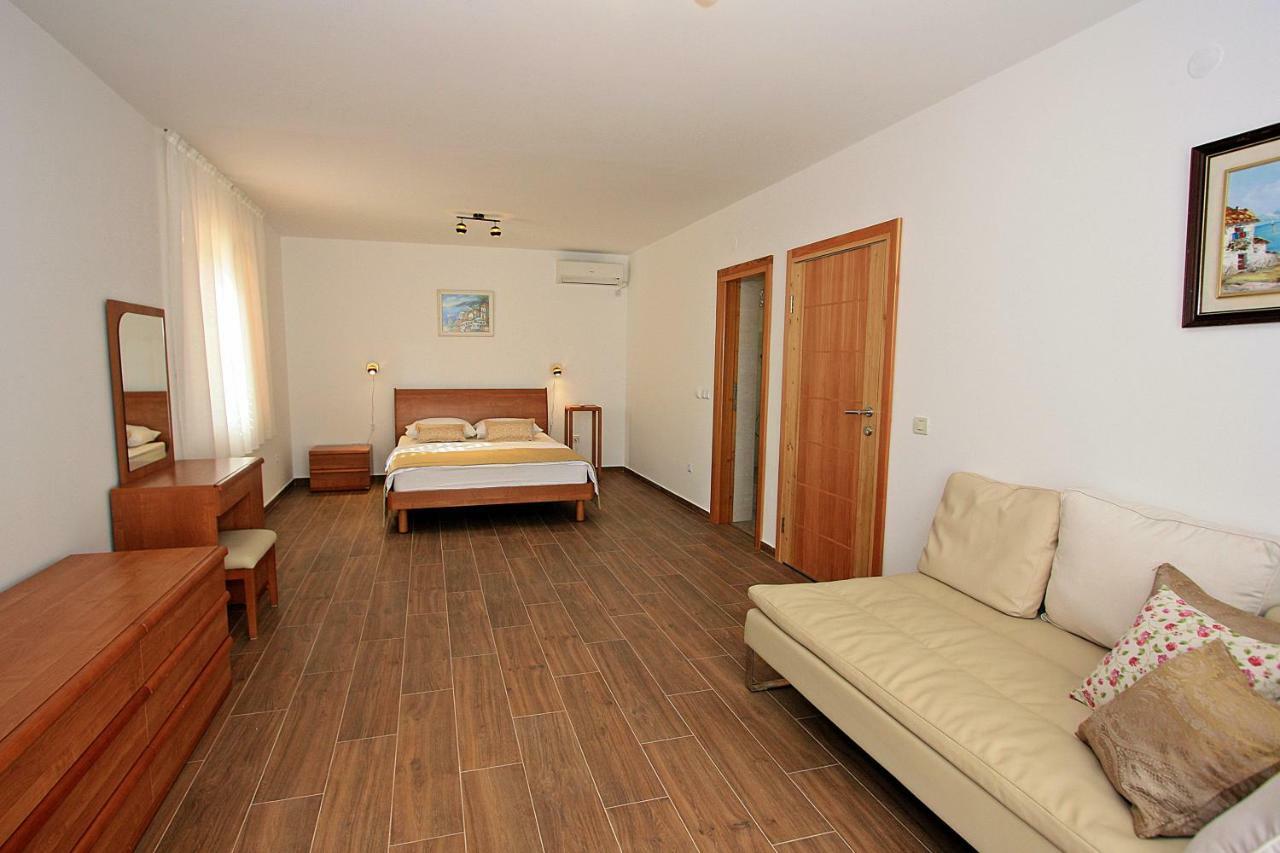 Villa V&D Milna  Bagian luar foto